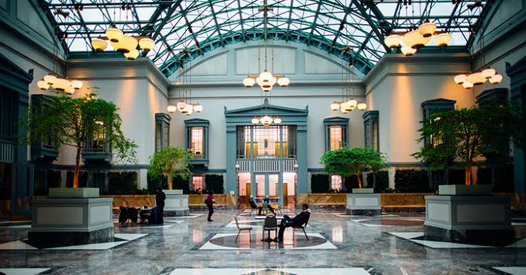 The Comparative Guide to Upscale Accommodations: Independent Properties vs. Corporate Networks